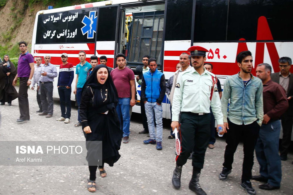 میخواهیم کارگران را زنده خارج کنیم میخواهیم کارگران را زنده خارج کنیم