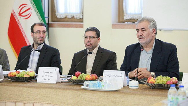 بانکها به جز کسب سود، به فکر رونق تولید و اشتغالزایی هم باشند بانکها به جز کسب سود، به فکر رونق تولید و اشتغالزایی هم باشند