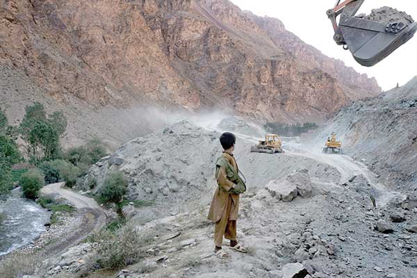 افغانستان در آغاز راه دوران خام فروشی