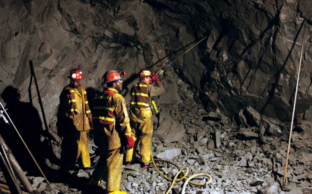 جایگاه معادن متناسب با کانسارهای سرشار آن نیست جایگاه معادن متناسب با کانسارهای سرشار آن نیست