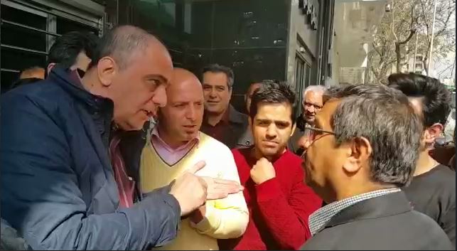 بازدید سرزده همتی از صرافی های منتخب بانکی بازدید سرزده همتی از صرافی های منتخب بانکی