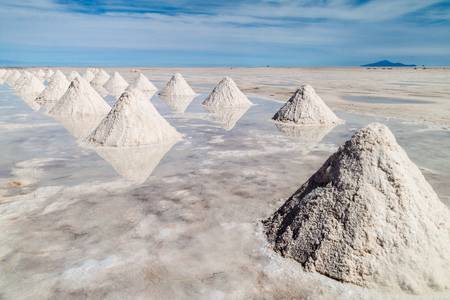 استخراج نمک در یکی از داغترین مناطق زمین استخراج نمک در یکی از داغترین مناطق زمین