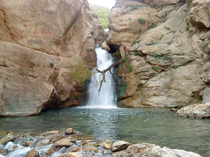 تجمع کارگران معدن آق دربند سرخس در مقابل فرمانداری