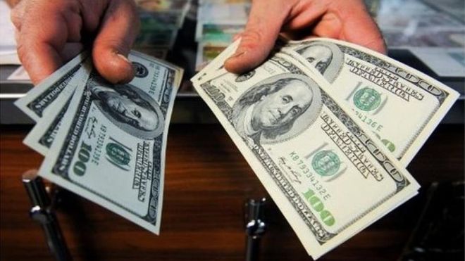 همتی درباره نوسان بازار ارز توضیح داد
