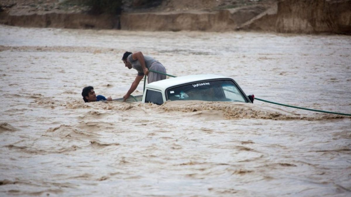 اهواز و آبادان همچنان غرق در آب هستند اهواز و آبادان همچنان غرق در آب هستند