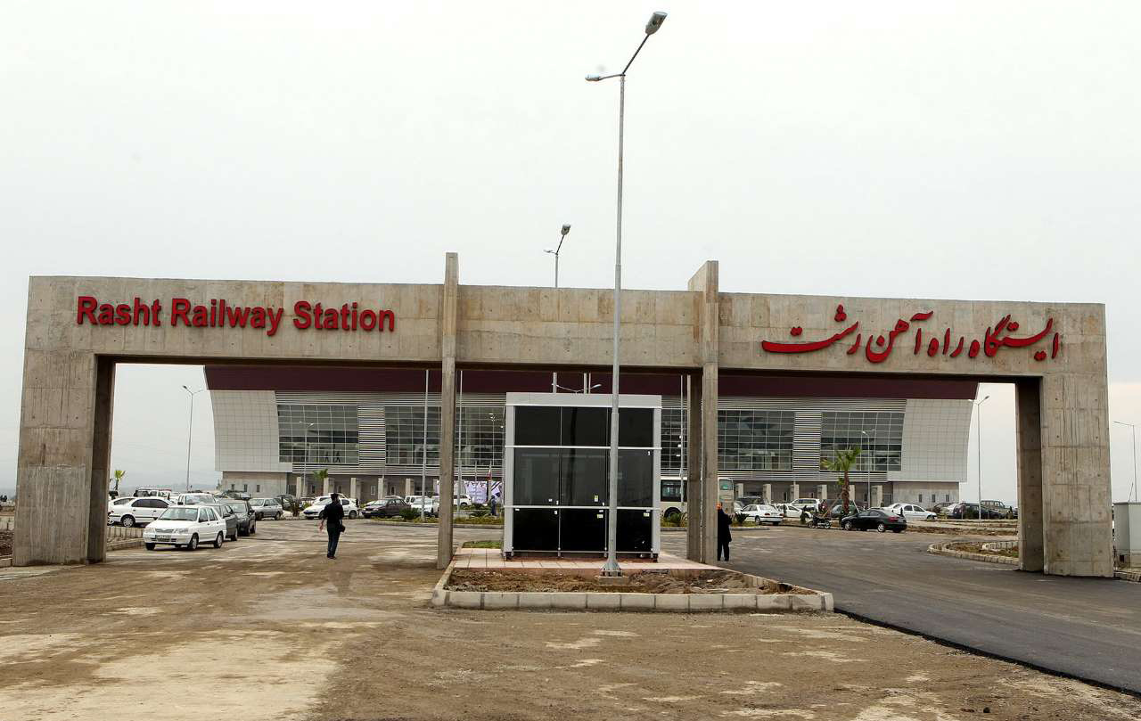 نصب تابلوهای هدایت و راهنمای مسیر ایستگاه راه آهن در رشت