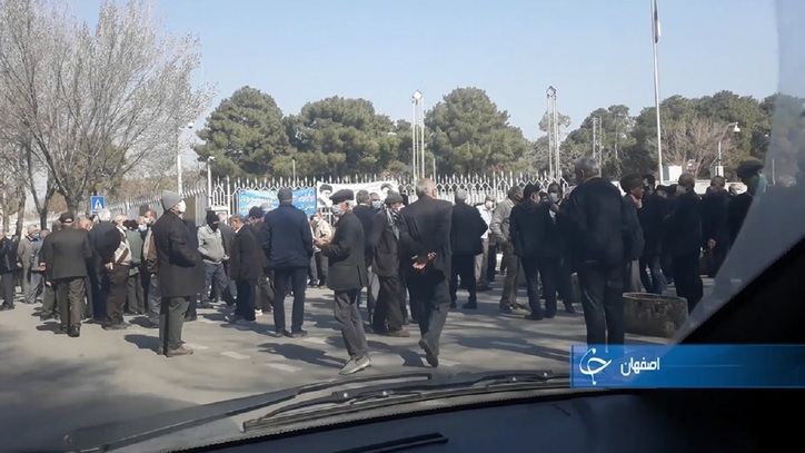 تجمع بازنشستگان صنایع فولاد و معادن مقابل استانداری اصفهان + فیلم