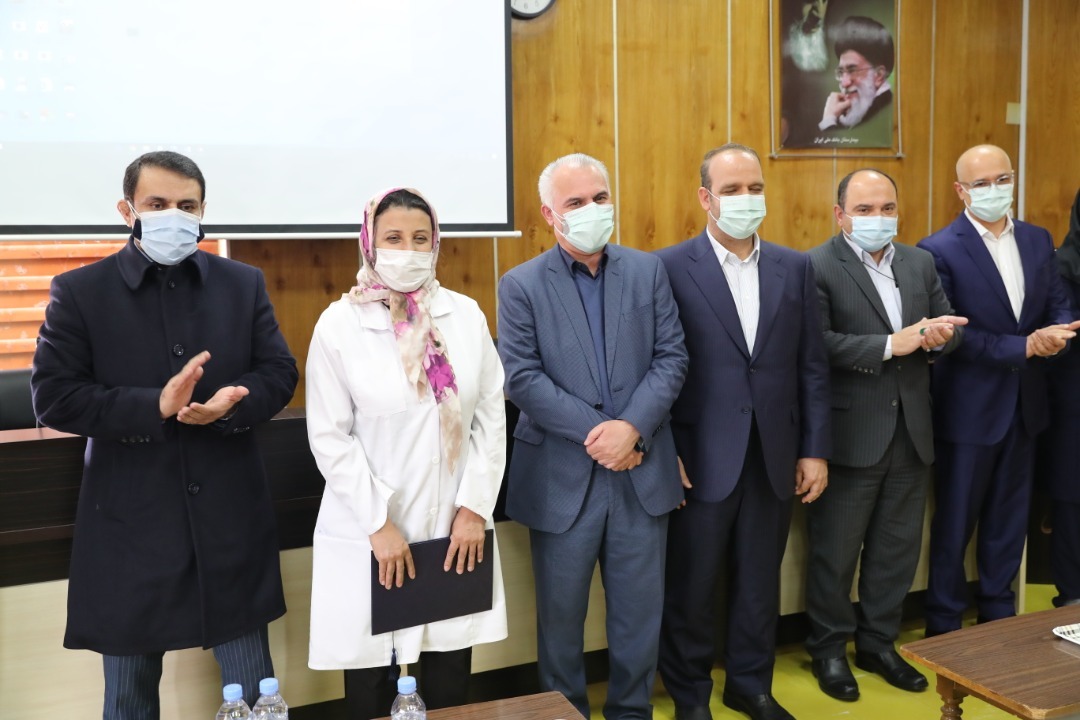 تقدیر عضو هیات عامل و معاونت انسانی بانک از مدافعان سلامت بیمارستان بانک ملی ایران