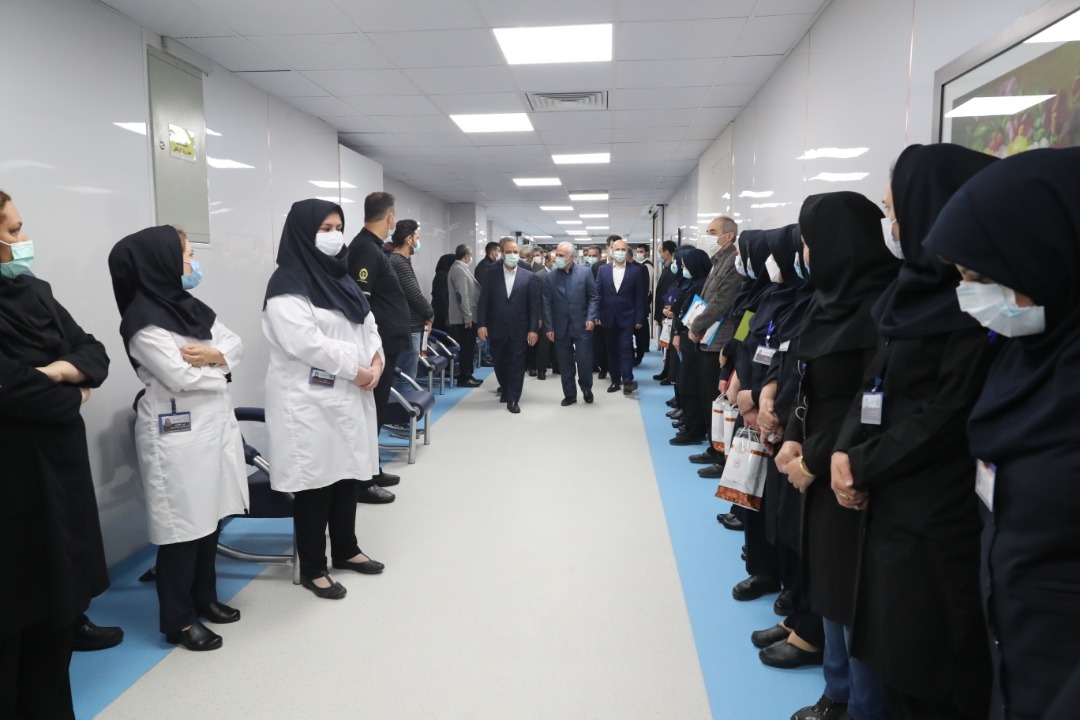 تقدیر عضو هیات عامل و معاونت انسانی بانک از مدافعان سلامت بیمارستان بانک ملی ایران