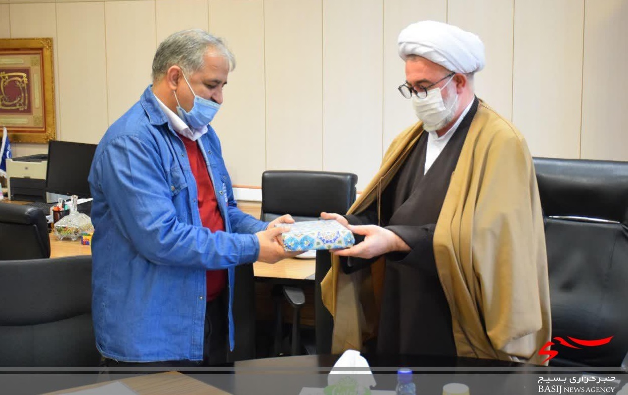 بازدید امام جمعه شاهرود از شرکت سیمان و تقدیر از مدیر مجموعه بازدید امام جمعه شاهرود از شرکت سیمان و تقدیر از مدیر مجموعه