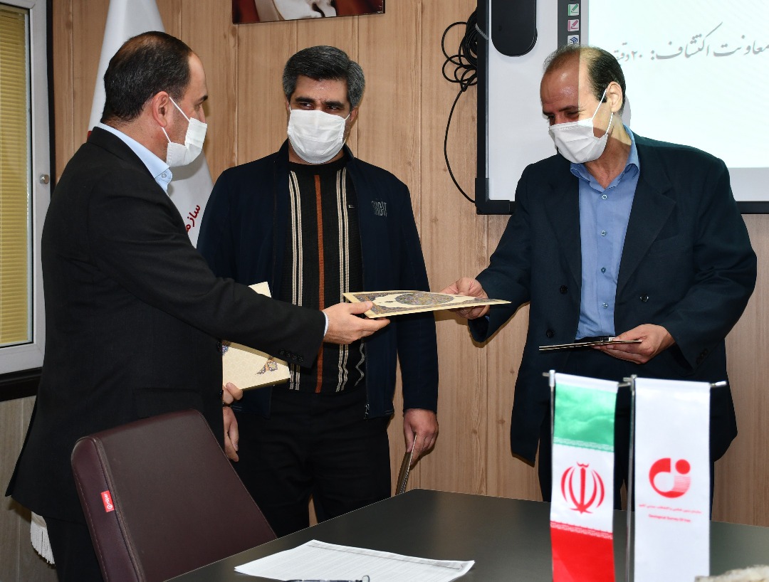 تقدیر از طرح دفتر ژئومتیکس سازمان زمینشناسی کشور به عنوان طرح برتر پژوهش و فناوری وزارت صمت تقدیر از طرح دفتر ژئومتیکس سازمان زمینشناسی کشور به عنوان طرح برتر پژوهش و فناوری وزارت صمت