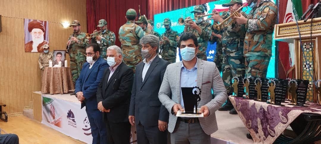 تندیس واحد نمونه صنعتی و کارگر نمونه صنعتی در جشنواره امتنان به شرکت فولاد خوزستان رسید تندیس واحد نمونه صنعتی و کارگر نمونه صنعتی در جشنواره امتنان به شرکت فولاد خوزستان رسید