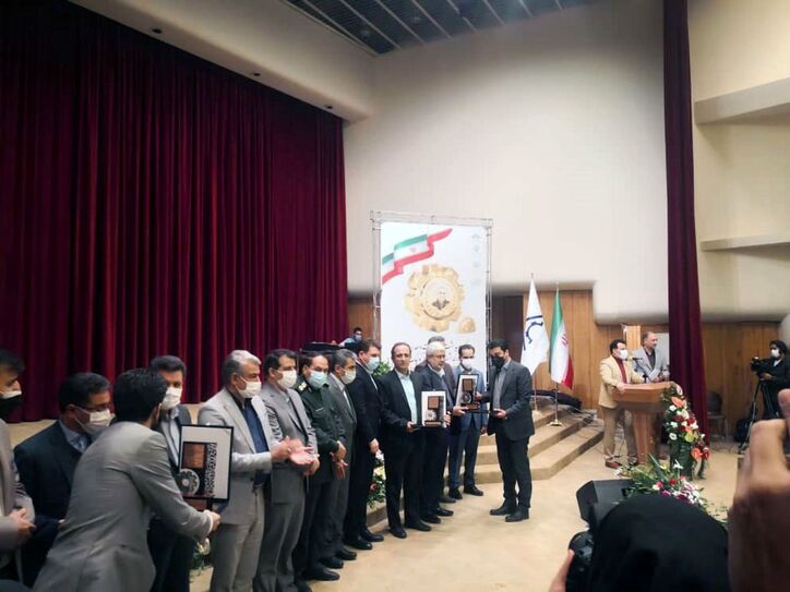 اهدا تندیس واحد نمونه صنعتی استان کرمان به شرکت فولاد بوتیای ایرانیان