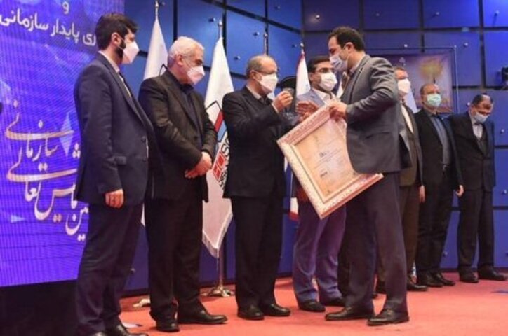 دریافت تقدیرنامه سه ستاره تعالی در بخش ساخت و تولید توسط ورق‌خودرو