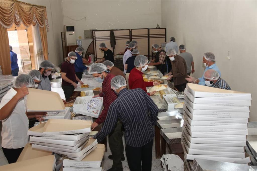 طبخ و توزیع بیش از ۲ هزار پرس غذای نذری بین نیازمندان طبخ و توزیع بیش از ۲ هزار پرس غذای نذری بین نیازمندان