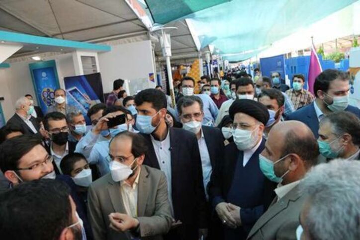 بازدید چهره‌های سرشناس از غرفه بانک توسعه تعاون