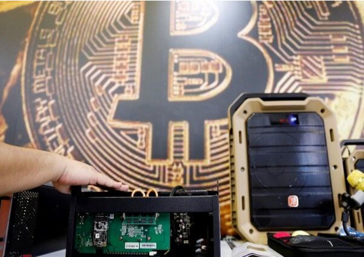بیت کوین توانست خود را بالا بکشد