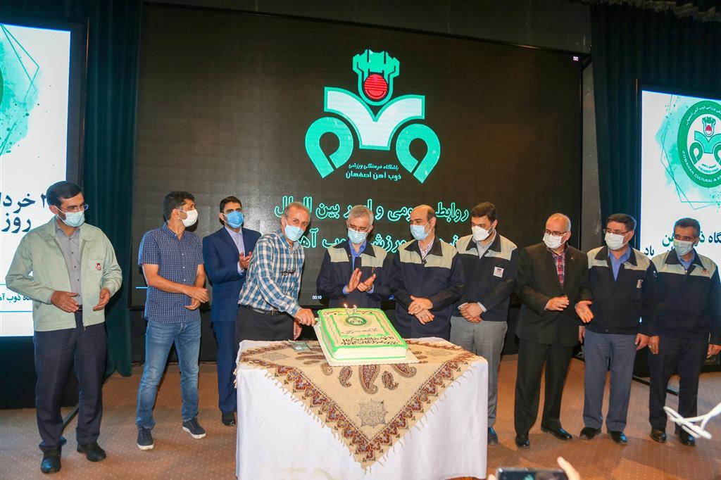 بازیکنان ذوب آهن از سخت کوشی تلاشگران خط تولید الگو بگیرند بازیکنان ذوب آهن از سخت کوشی تلاشگران خط تولید الگو بگیرند