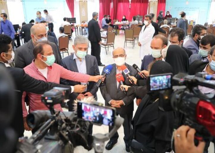 بازدید رئیس کل بانک مرکزی از طرح واکسیناسیون کارکنان شبکه بانکی