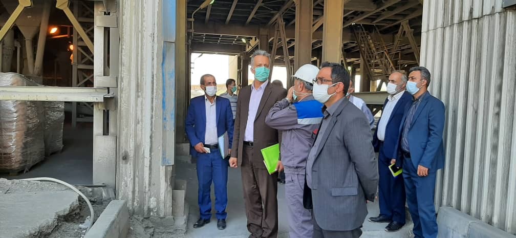 ورود دادستان فیروزکوه بهمنظور حل مشکلات کارخانه تولیدی «سیمان فراز» ورود دادستان فیروزکوه بهمنظور حل مشکلات کارخانه تولیدی «سیمان فراز»