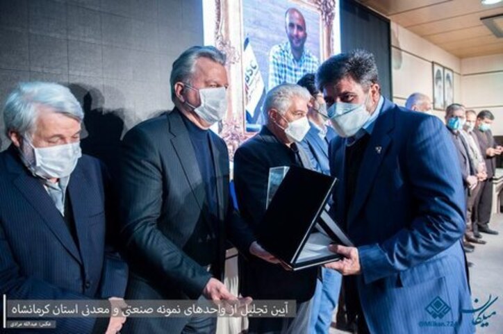 شرکت فولاد گستران موفق به دریافت تندیس و لوح تقدیر واحد نمونه صنعتی استان کرمانشاه شد
