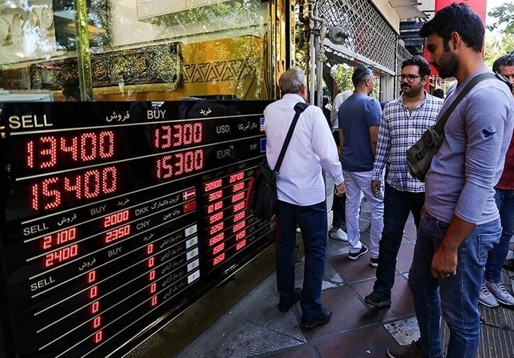 پشت‌پرده صف‌های طولانی خرید دلار با اجاره ۲۵۰ تا ۵۵۰ هزار تومانی کارت ملی/ سیاست تحریک تقاضا جواب می‌دهد؟