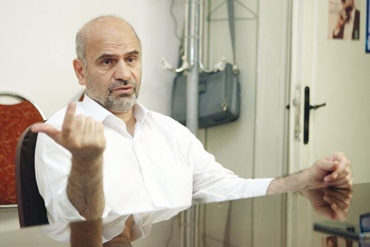 فرشاد مومنی: با این که هنوز گشایش‌های نفتی اتفاق نیافتاده رانتی‌ها فعال شده اند