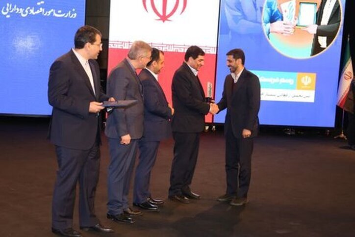تقدیر معاول اول رئیس جمهور از مدیرعامل شرکت فولاد مبارکه به عنوان پیشتاز اقتصاد ایران