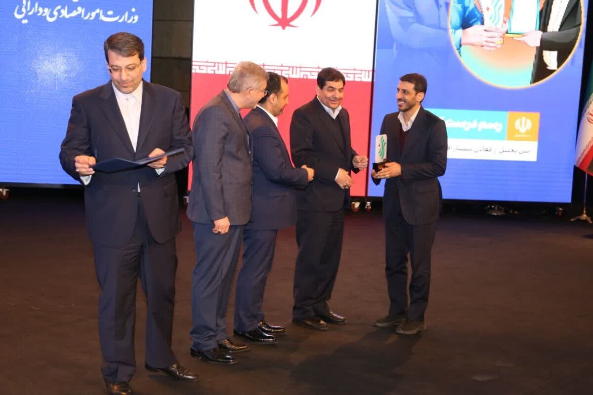 تقدیر معاول اول رئیس جمهور از مدیرعامل شرکت فولاد مبارکه به عنوان پیشتاز اقتصاد ایران تقدیر معاول اول رئیس جمهور از مدیرعامل شرکت فولاد مبارکه به عنوان پیشتاز اقتصاد ایران