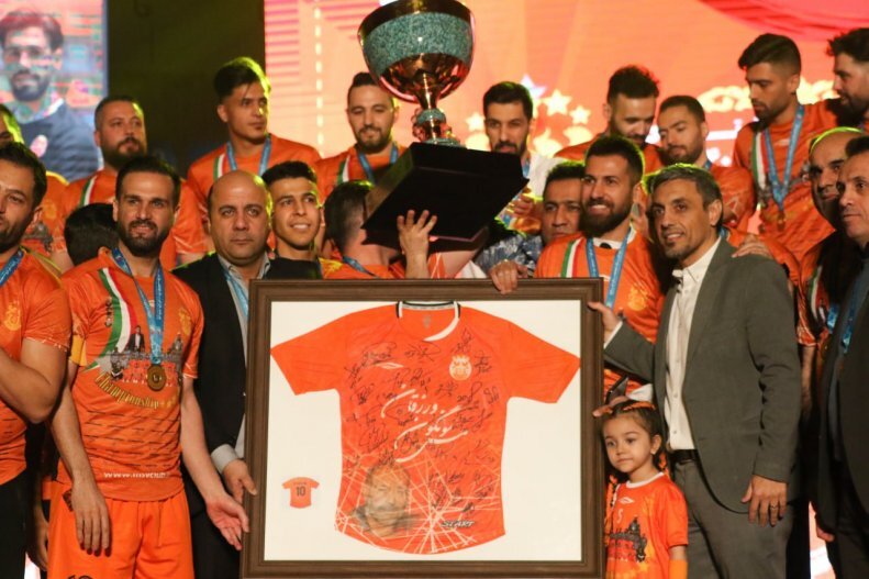 جشن و جام برای پرافتخارترین تیم فوتسال ایران جشن و جام برای پرافتخارترین تیم فوتسال ایران