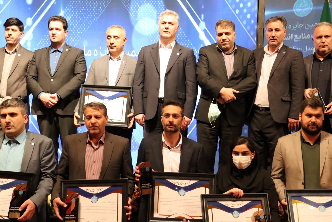 دریافت نشان بلورین توسط مجتمع صنایع آلومینیوم جنوب در ششمین جایزه ملی مدیریت منابع انسانی بر اساس مدل ۳۴۰۰۰ دریافت نشان بلورین توسط مجتمع صنایع آلومینیوم جنوب در ششمین جایزه ملی مدیریت منابع انسانی بر اساس مدل ۳۴۰۰۰