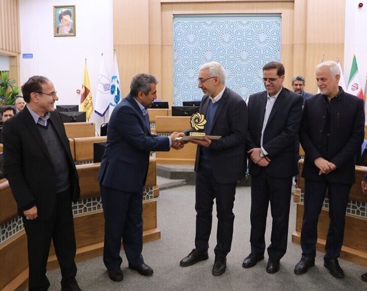 تقدیر از رئیس سازمان بورس به عنوان مدیر اجرایی برتر سال ۱۴۰۱