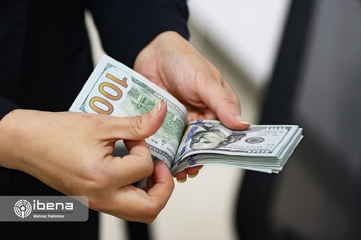 کاهش قیمت دلار در مرکز مبادله ایران و صرافی ملی