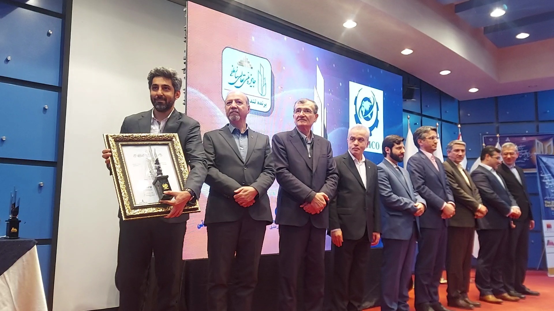 دریافت تندیس سیمین جایزه ملی تعالی سازمانی توسط میدکو دریافت تندیس سیمین جایزه ملی تعالی سازمانی توسط میدکو