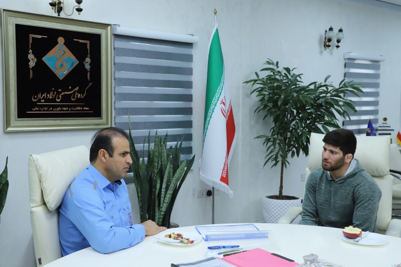 دیدار صمیمانه قهرمان کشتی جهان با مدیرعامل گروه ملی صنعتی فولاد ایران دیدار صمیمانه قهرمان کشتی جهان با مدیرعامل گروه ملی صنعتی فولاد ایران