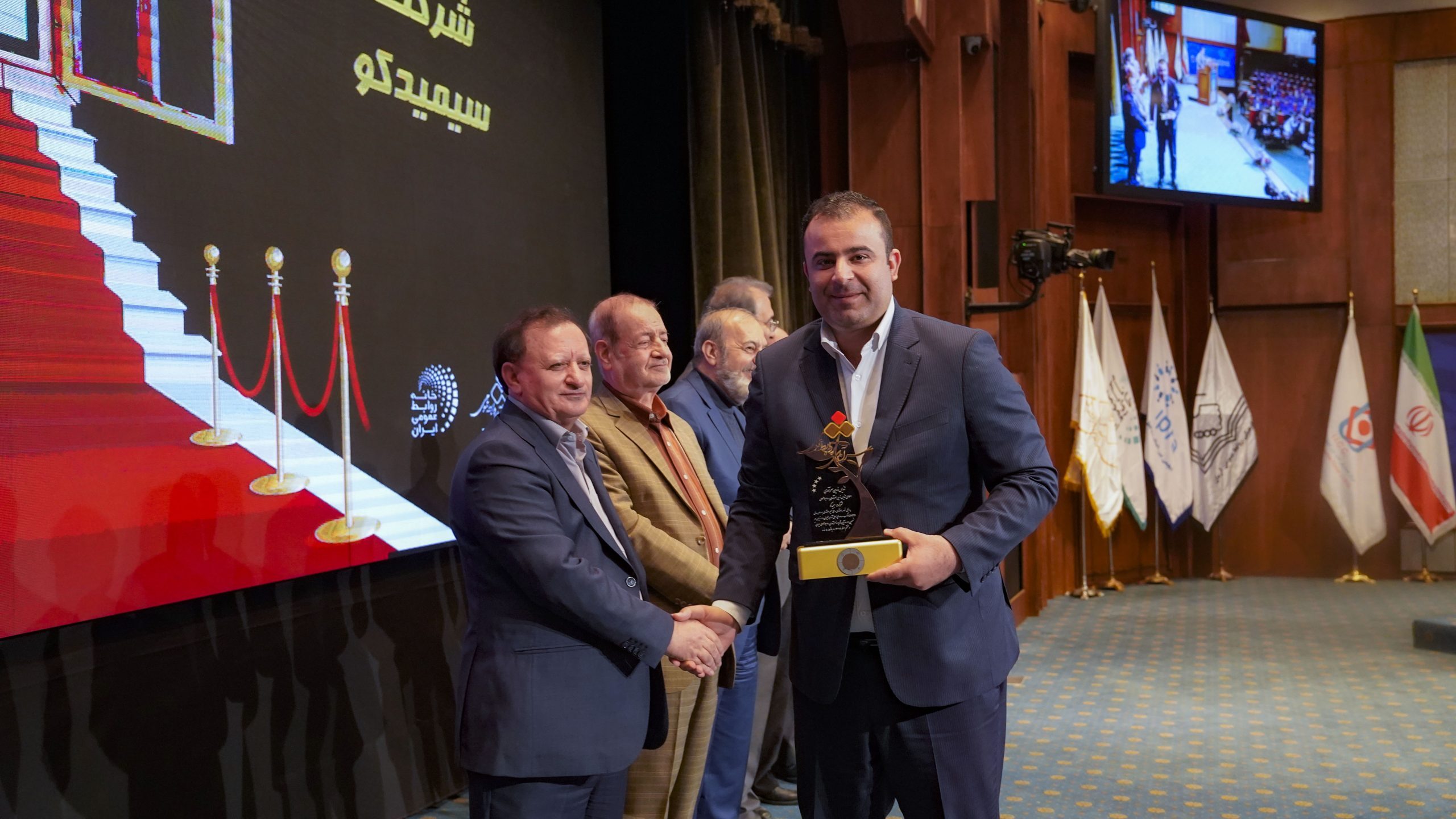 سیمیدکو تندیس زرین تعالی و سرآمدی روابط عمومی ایران را دریافت کرد سیمیدکو تندیس زرین تعالی و سرآمدی روابط عمومی ایران را دریافت کرد