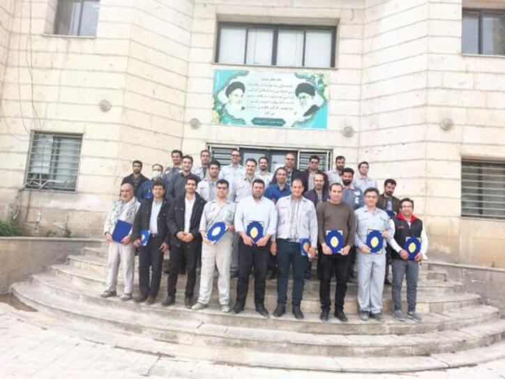 تجلیل از کارگران کارخانه سیمان نهاوند