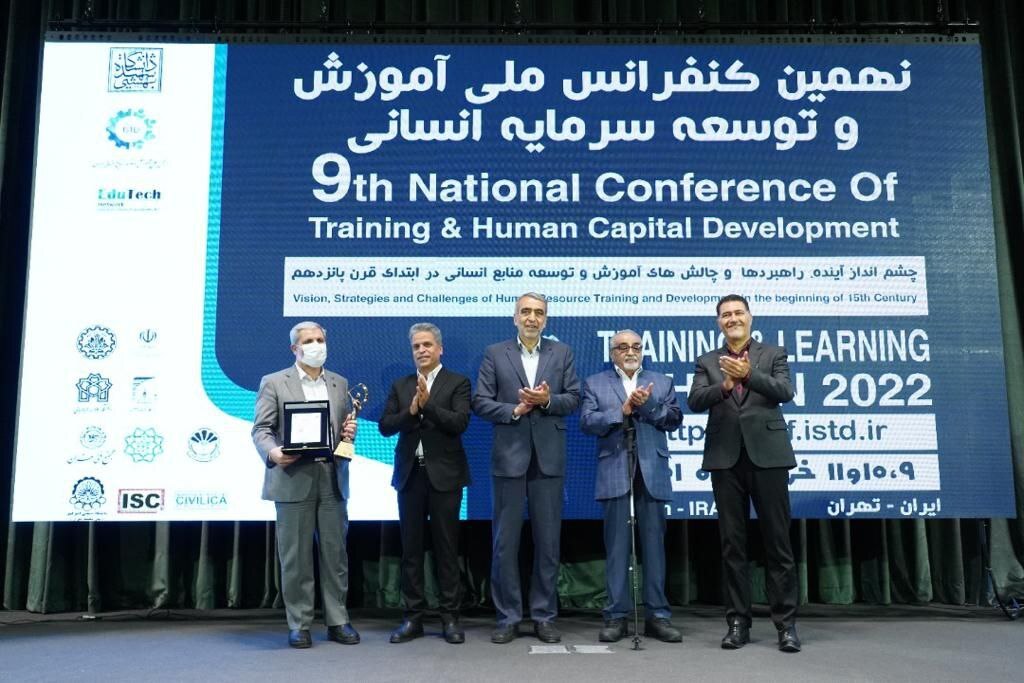 اهدای تندیس سیمین ۳ ستاره به مدیرعامل شرکت مس اهدای تندیس سیمین ۳ ستاره به مدیرعامل شرکت مس