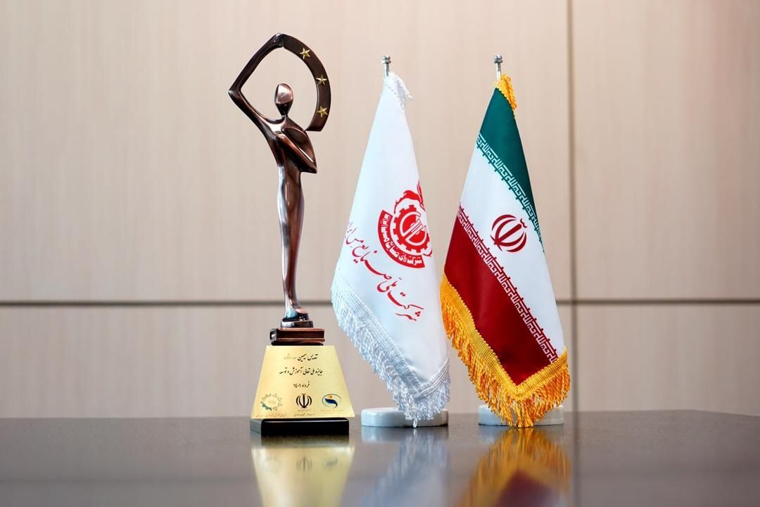 اهدای تندیس سیمین ۳ ستاره به مدیرعامل شرکت مس اهدای تندیس سیمین ۳ ستاره به مدیرعامل شرکت مس