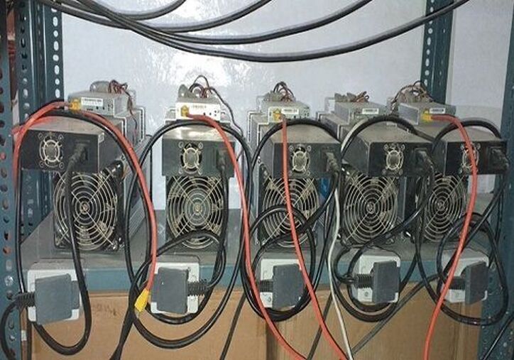 کشف دستگاه‌های استخراج ارز دیجیتال قاچاق در زرندیه