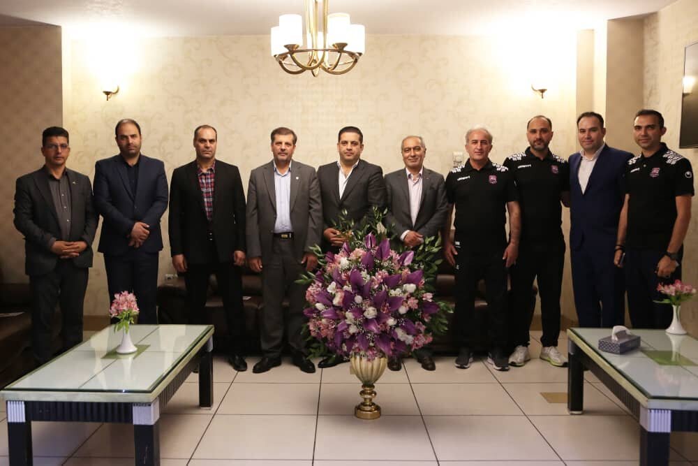 حضور مدیرعامل کارخانه ذوب&zwnj; آهن در محل اقامت گاندو&zwnj;ها و نساجی