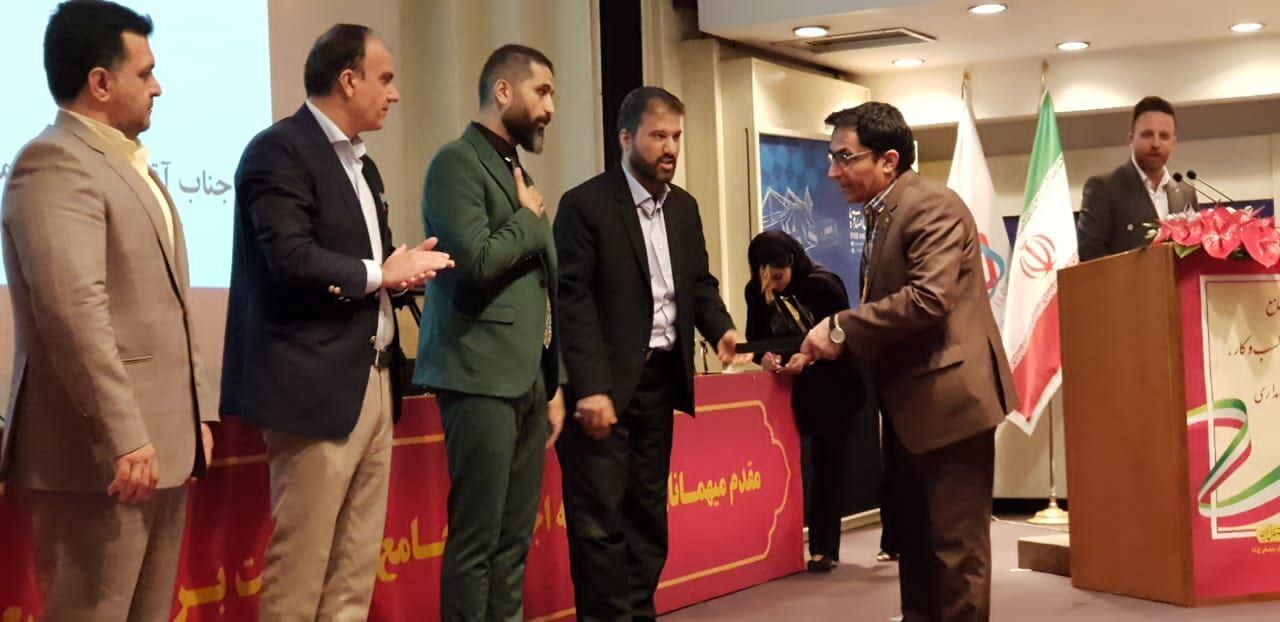اعطای نشان طلایی اجلاس جامع مدیریت برتر توسعه و کسب و کار به مدیرعامل فولاد خوزستان اعطای نشان طلایی اجلاس جامع مدیریت برتر توسعه و کسب و کار به مدیرعامل فولاد خوزستان