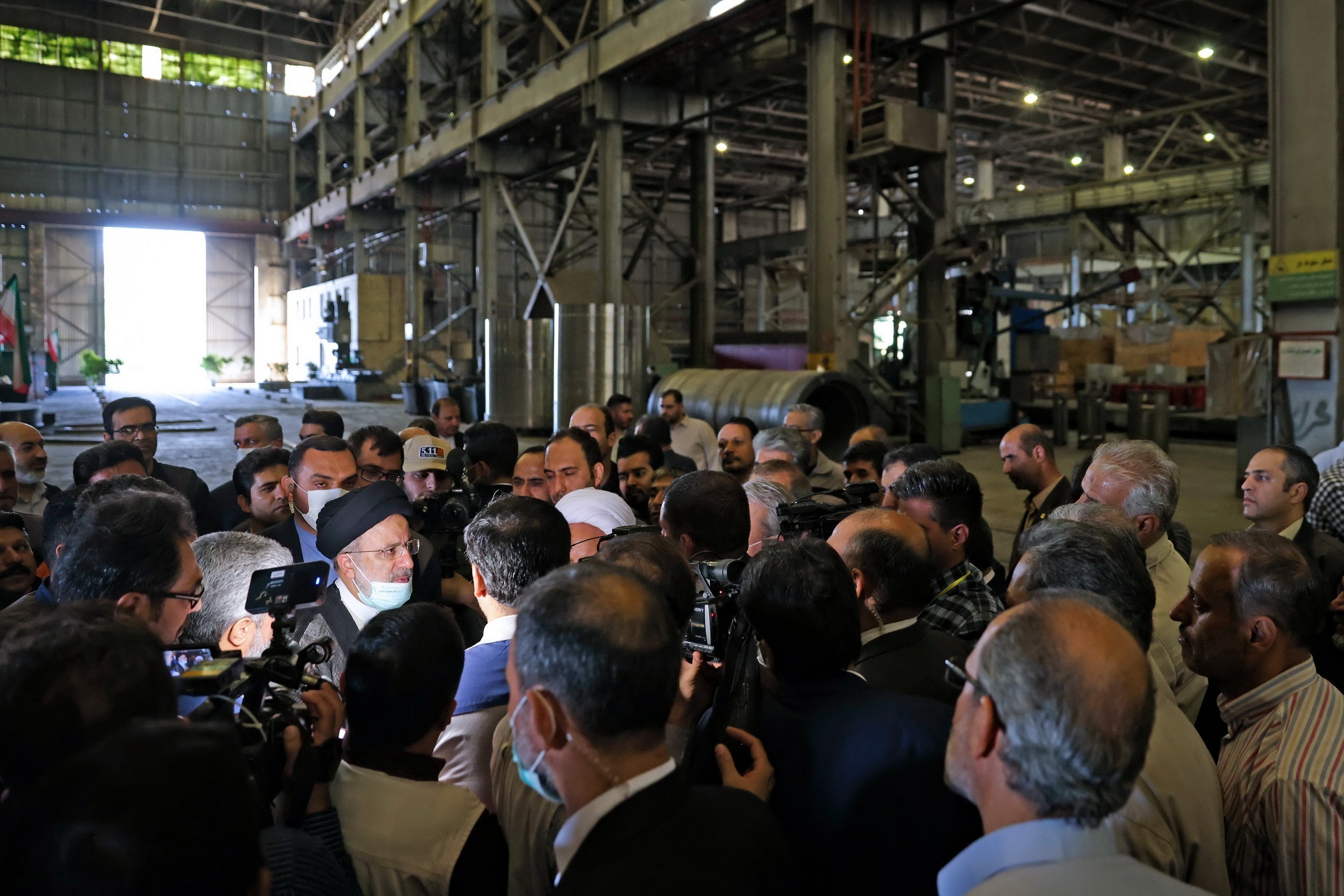 خداحافظی کارگران هپکو از رئیس جمهور با شعار «رئیسی دوستت داریم» / افتتاح بزرگترین کارخانه تولید پنل خورشیدی کشور در استان مرکزی خداحافظی کارگران هپکو از رئیس جمهور با شعار «رئیسی دوستت داریم» / افتتاح بزرگترین کارخانه تولید پنل خورشیدی کشور در استان مرکزی