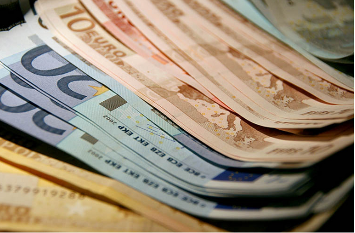 پیشی گرفتن یورو از دلار آمریکا/ یورو تقویت می‌شود؟