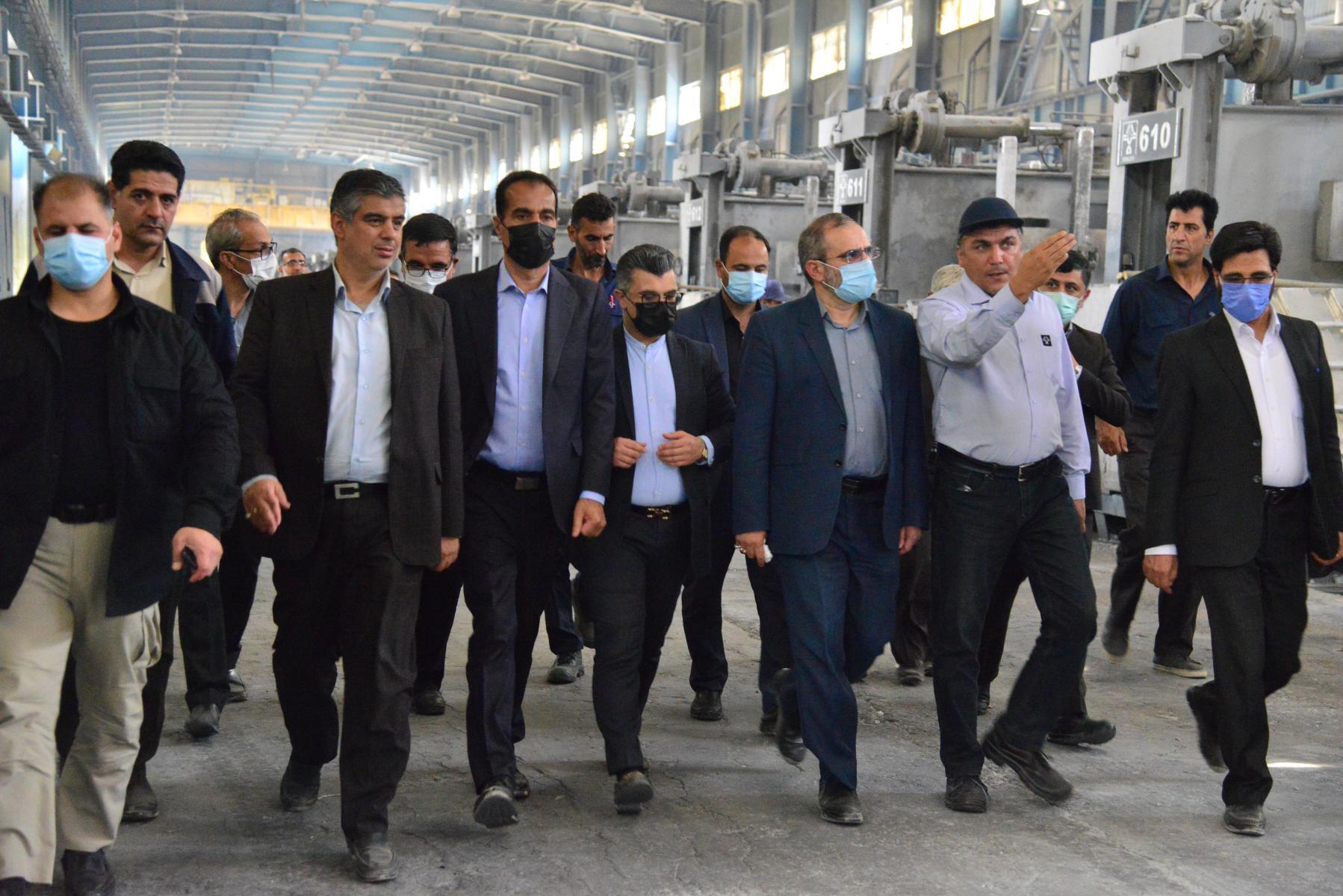 بازدید استاندار مرکزی از شرکت&zwnj;های ایرالکو و کربن صنعت امیرکبیر/ استانداری برای پیشبرد برنامه&zwnj;های شرکت آلومینیوم ایران از هیچ مساعدتی دریغ نخواهد کرد/ از تمامی مدیران ذیربط می&zwnj;خواهیم که توافقات صورت گرفته در خصوص بهره برداری از شرکت کربن صنعت امیرکبیر هر چه سریعتر عملیاتی شود + گزارش تصویری