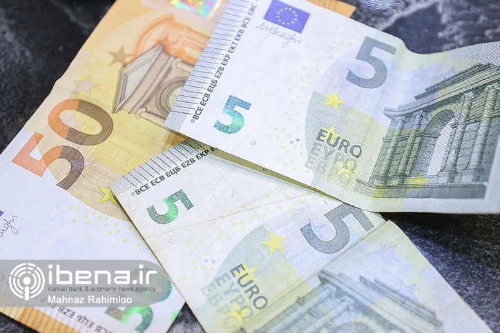 کاهش قیمت یورو توافقی به کانال ۳۰ هزار تومان/ نرخ هر برگ اسکناس دلار چقدر شد؟