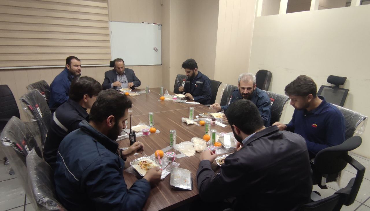 نشست صمیمی مدیران سیمیدکو با کارکنان کارخانه گندله سازی شهید سلیمانی نشست صمیمی مدیران سیمیدکو با کارکنان کارخانه گندله سازی شهید سلیمانی