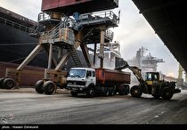 انبارش ۴۰۰ هزار کالای اساسی در بندر امام خمینی طی ۶ ماه اخیر