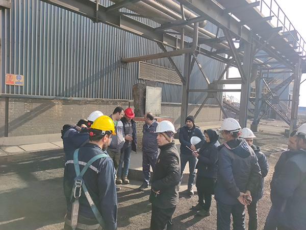 دیدار صمیمی مدیران سیمیدکو با کارکنان و کارگران کارخانه کنسانتره سازی دیدار صمیمی مدیران سیمیدکو با کارکنان و کارگران کارخانه کنسانتره سازی