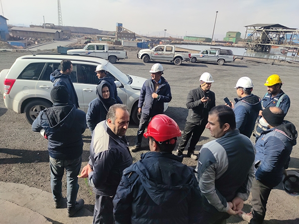 دیدار صمیمی مدیران سیمیدکو با کارکنان و کارگران کارخانه کنسانتره سازی دیدار صمیمی مدیران سیمیدکو با کارکنان و کارگران کارخانه کنسانتره سازی